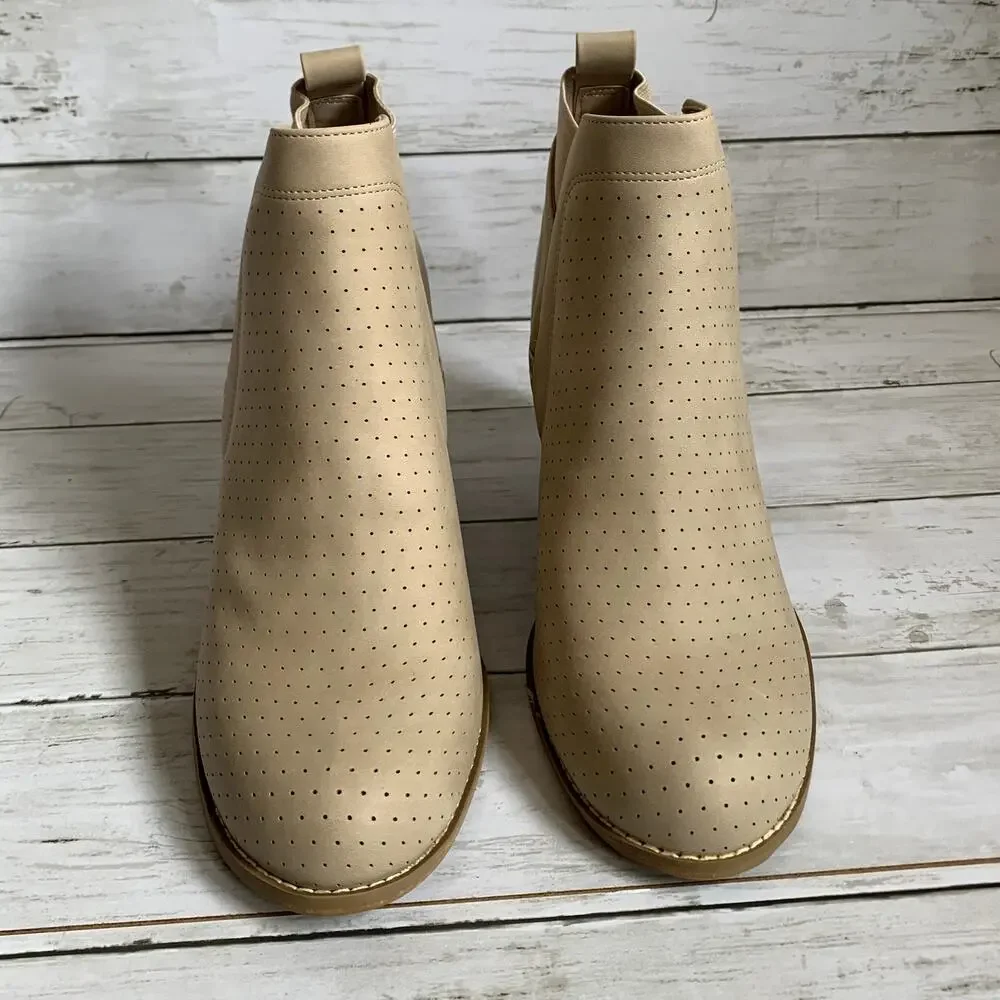 NWT DV by Dolce Vita‎ Gerdy Wedge Ankle Bootie in Beige